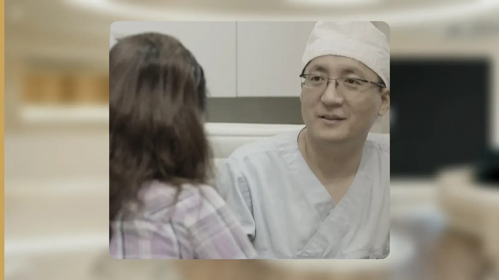 이미지성형외과 이홍기 대표원장이 상담실에서 환자와 마주 앉아 설명하는 모습(병원 실사진)